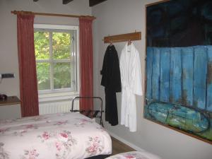 een slaapkamer met een bed en een schilderij aan de muur bij B&B De Zeven Berken in Nistelrode