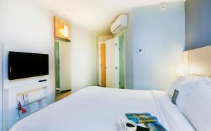 Postel nebo postele na pokoji v ubytování ibis Copacabana Posto 5