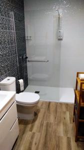 a bathroom with a toilet and a bath tub at Casa da Corisca in Vila Franca do Campo