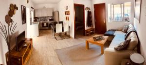 Televízia a/alebo spoločenská miestnosť v ubytovaní Town House with Patio in Quiet Residential Area 10 Min from Beach