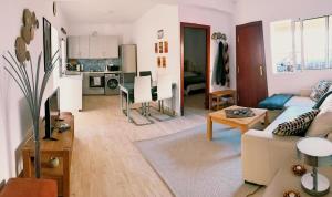 Posedenie v ubytovaní Town House with Patio in Quiet Residential Area 10 Min from Beach
