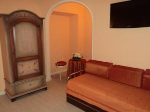 a living room with a couch and a table at Bed&Breakfast Giardini di Corte in Toscolano Maderno