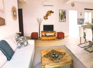 Televízia a/alebo spoločenská miestnosť v ubytovaní Town House with Patio in Quiet Residential Area 10 Min from Beach