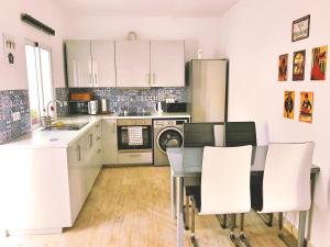 Kuchyňa alebo kuchynka v ubytovaní Town House with Patio in Quiet Residential Area 10 Min from Beach
