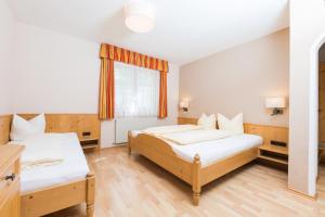 Łóżko lub łóżka w pokoju w obiekcie Landhaus Pfurtscheller