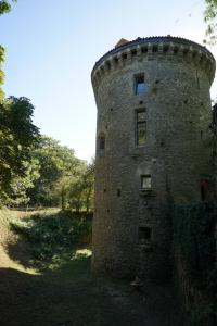 un antiguo edificio de piedra con una torre redonda en Bocage Belle Histoire, en Moutiers-sous-Chantemerle