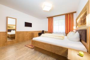 Łóżko lub łóżka w pokoju w obiekcie Landhaus Pfurtscheller