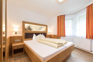 sypialnia z dużym białym łóżkiem i oknem w obiekcie Landhaus Pfurtscheller w Neustift im Stubaital +37 zdjęć