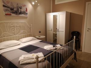 een slaapkamer met een bed met een zwart-wit dekbed bij Traiano guest house in Benevento