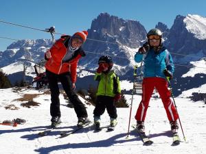 un grupo de tres personas en una pista de esquí en Kompatscherhof, en Castelrotto