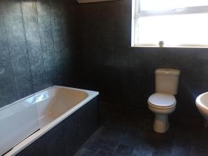 A bathroom at Glendona Lodge