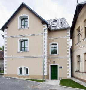 una casa grande con una puerta verde en Old House, en Hradec nad Moravicí