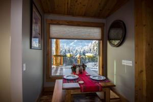 Afbeelding uit fotogalerij van Golden Acres Mountain Lodge in Golden