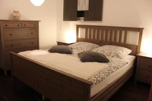 um quarto com uma cama com duas almofadas em Ferienwohnung Familie Becher Klingenthal Aschberg em Klingenthal