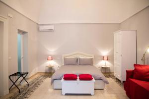 - une chambre avec un lit doté de 2 oreillers rouges dans l'établissement A&G House, à Ceglie Messapica