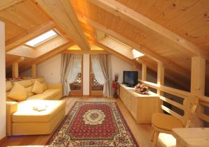 โทรทัศน์และ/หรือระบบความบันเทิงของ Romantic Chalet Dolomiti