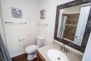 Hays St Cozy Remodeled 2BR/2BA house sleeps 8