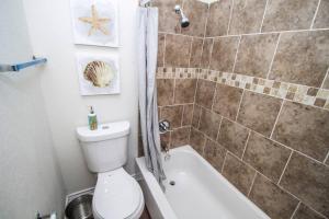 Hays St Cozy Remodeled 2BR/2BA house sleeps 8