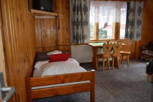 Posteľ alebo postele v izbe v ubytovaní Apartamenty Sosna