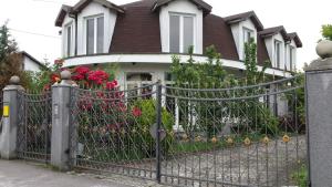 萨拉热窝Vila BAM的一座带花卉锻铁围栏的房子