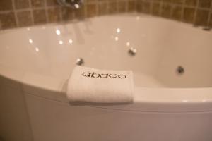 a towel on the side of a bath tub at Hotel Abaco Altea in Altea