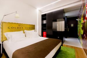 Un dormitorio con una cama grande y una alfombra verde en Hotel Fabrica do Chocolate en Viana do Castelo