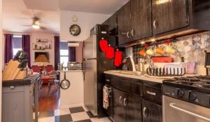 Una cocina o zona de cocina en Fabulous Fully Furnished Studio Minutes From Times Square!
