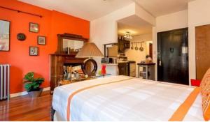 Postel nebo postele na pokoji v ubytování Fabulous Fully Furnished Studio Minutes From Times Square!