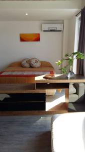 1 dormitorio con 1 cama y 1 mesa con sidra de mesa en Mirador 1205 en Buenos Aires