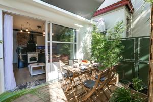 patio con mesa y sillas y cocina en Appart-hôtel64 Bayonne, en Bayona