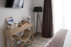 a bedroom with a desk with a chair next to a bed at Hotel Abaco Altea in Altea