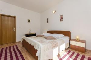 Postel nebo postele na pokoji v ubytování Apartment and Rooms Ema