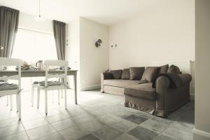 ein Wohnzimmer mit einem Sofa und einem Tisch in der Unterkunft B&B In de velden in Bocholt