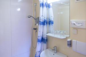 Et badeværelse på Hotel-Garni & Hostel Sandwirt
