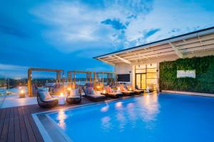 una piscina en la azotea de un hotel por la noche en The William Inglis Mgallery, en Warwick Farm