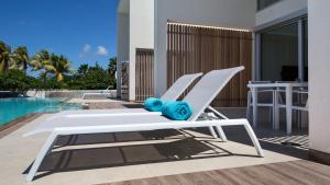 Bazén v ubytování CARAIBAS Bonaire modern air-conditioned vacation villa with a private 20 meter magnesium pool nebo v jeho okolí