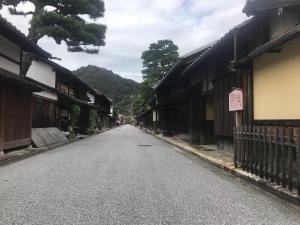近江八幡市近江の町家 門的村里一条空的街道,有建筑