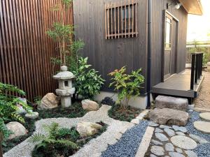 近江の町家 門外面的花园