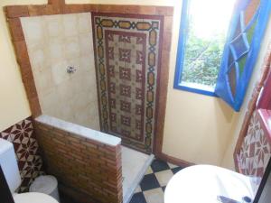 La salle de bains est pourvue d'une douche, de toilettes et d'une fenêtre. dans l'établissement Café Hostel Kebab Salvador, à Salvador