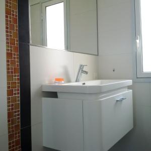 Piedra Amarilla في بونتا دل إستي: حمام أبيض مع حوض ومرآة