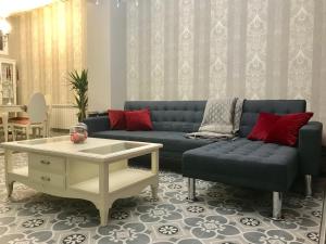 sala de estar con sofá azul y almohadas rojas en Charcos de Gredos en Arenas de San Pedro