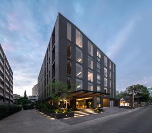 un edificio de oficinas con una fachada negra en T2 Residence Sathorn en Bangkok