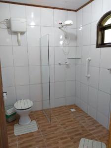 y baño con aseo y ducha. en Pousada Serra Verde Ecolodges, en Morretes