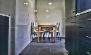 a table and four chairs in a kitchen at Room in Queluz 11 minutes from Lisbon in Queluz