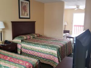 Postel nebo postele na pokoji v ubytování Perry-O Inn & Suites