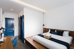 Rúm í herbergi á Spinomad hostel