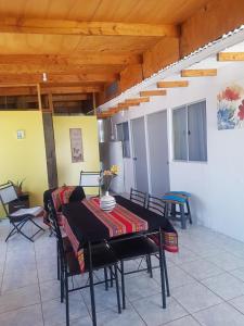 - Sala de estar con mesa y sillas en Departamento Luna Andina, en San Pedro de Atacama