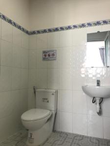 大叻的住宿－Mai Ngoc Hotel，一间带卫生间和水槽的浴室