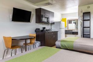 Cette petite chambre comprend un lit, une table et une cuisine. dans l'établissement Studio 6-Temple, TX, à Temple