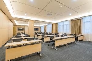 a classroom with rows of desks and a lecture hall at Atour Hotel (Nanjing Xingang Development Area) in Nanjing